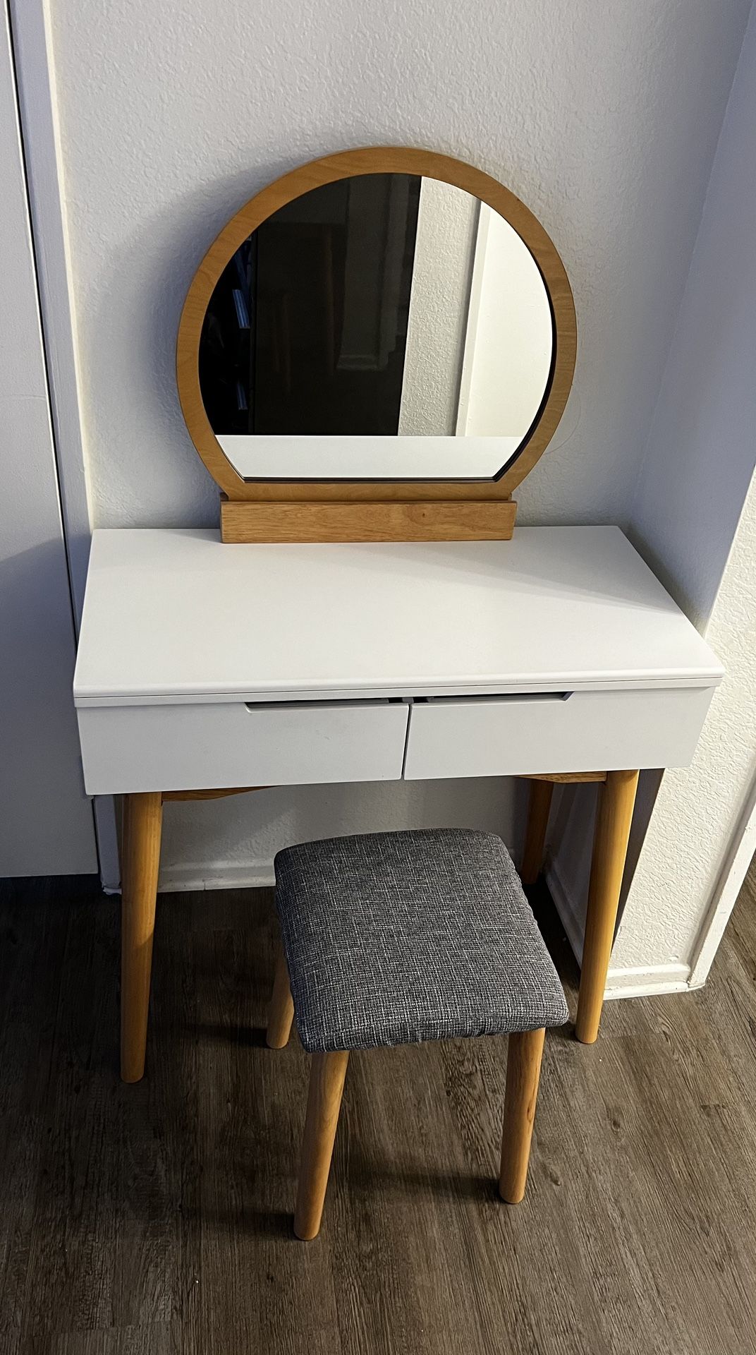 Vanity Set With Mirror