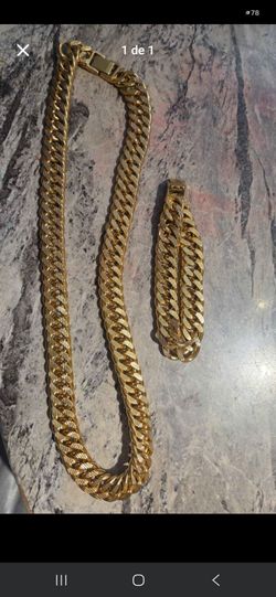 Cadena cubana 24 pulgadas  y es baño en oro 24k y con la pulsera