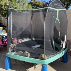 Trampoline Free. Must Pick Up 