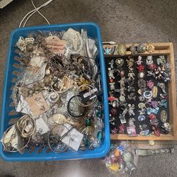 Costume jewelry lot (rings, earrings, necklaces, bracelets