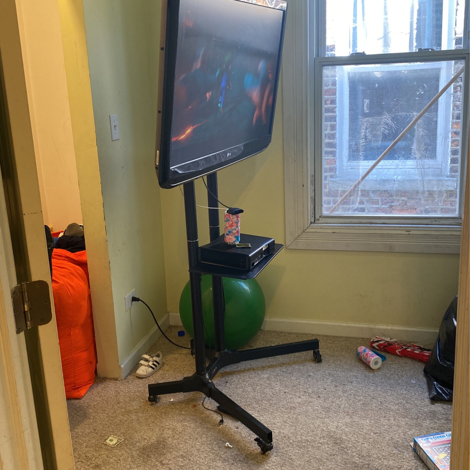 47 inch tv and rolling stand 