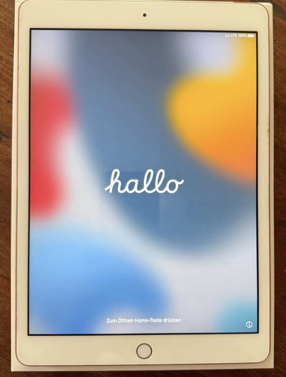 iPad 8th Gen (WiFi + Cellular) / 32GB / MYN62LL/A