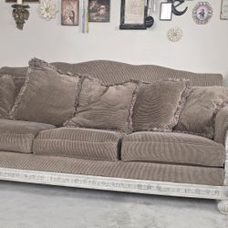 Brown Safas / Couches 