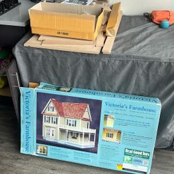 *Doll house* Victoria’s FarmHouse