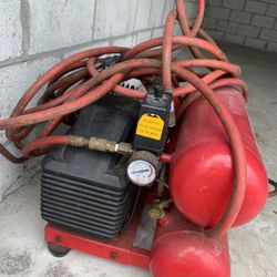 4 Gallon 100 PSI Air Compressor With Hose!