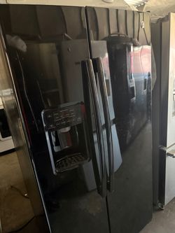 Black GE with ice Maker FULLY working 