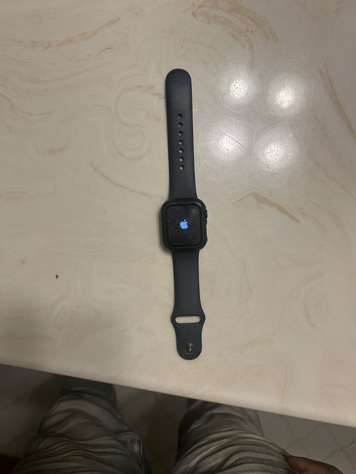 40mm apple watch se with watch carger and few cases to the apple watch