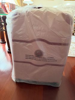 Brand new DELSEY PARIS Chatelet Air 2.0 24” Spinner Upright