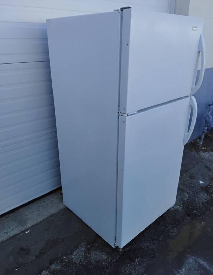 Nice White Small Magic Chef Refrigerator & Freezer Apartment Size Very Clean Lik