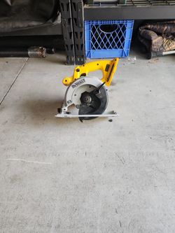 Dealt 18v Saw....no Battery