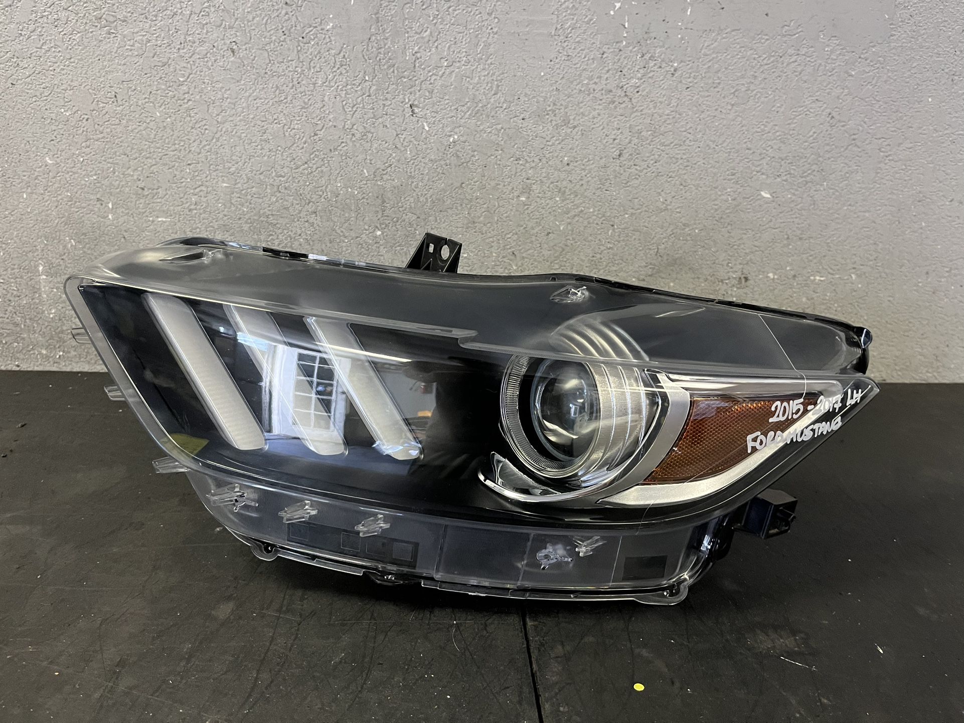 2015-2016-2017 FORD MUSTANG LEFT HEADLIGHT OEM USED
