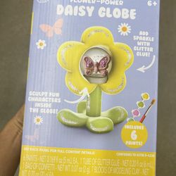 NWT Flower-Power Daisy Globe