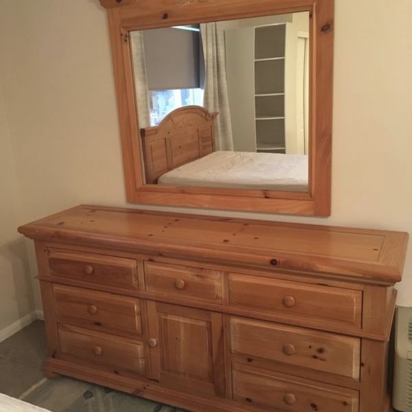 Broyhill Fontana Queen Bedroom Set. Bedframe, Dresser, Mirror And
