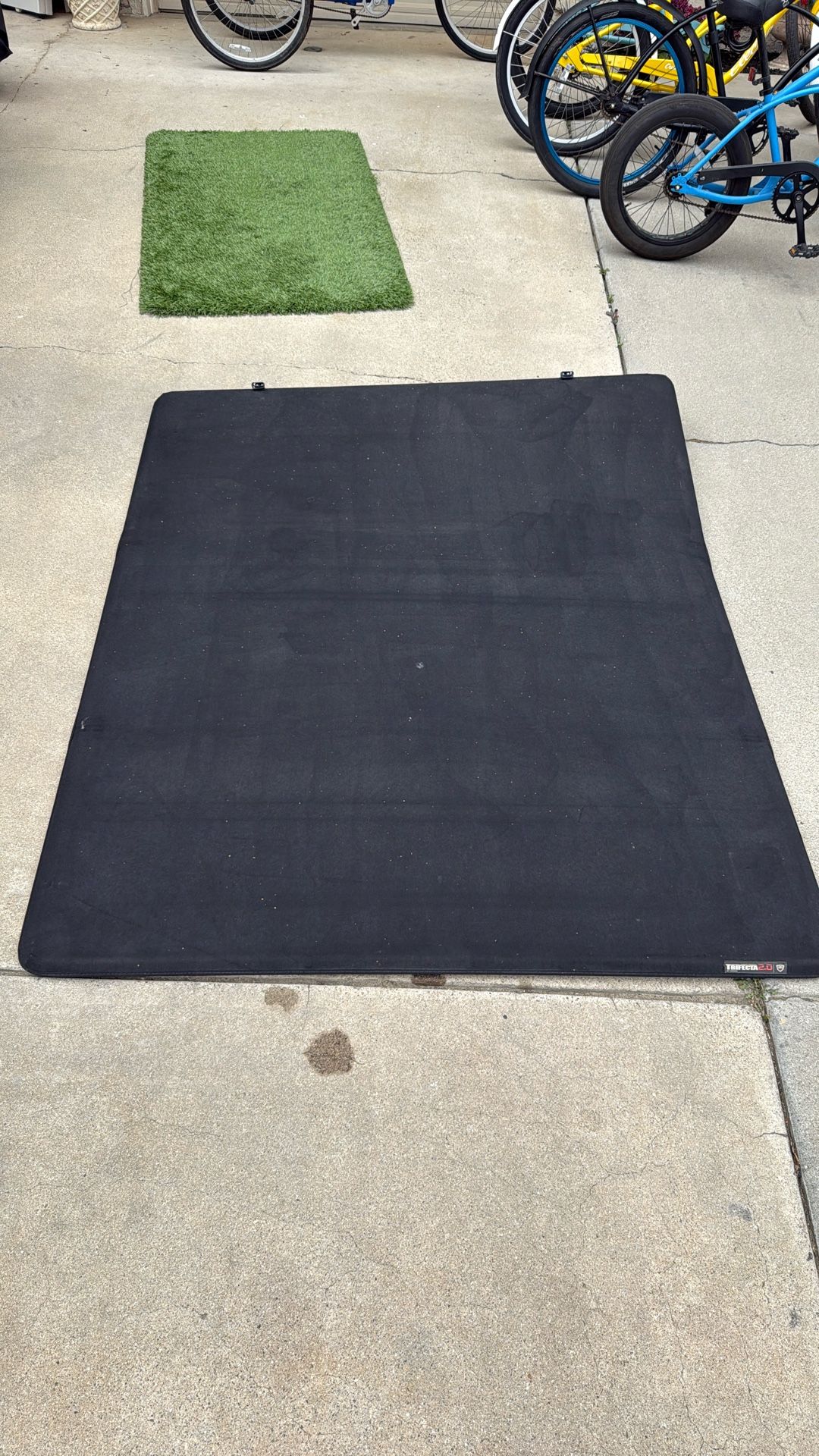 Tacoma 6’ tonneau cover.