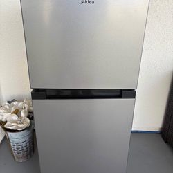 refrigerator for sale need  IT GONE TODAY :)  Midea WHD-113FSS1 Compact Refrige 3.1 cu ft