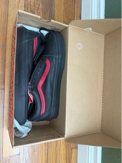 Vans Old Skool Leather in Black/Red in Men's US 9.5 / Women's US 11.0.
