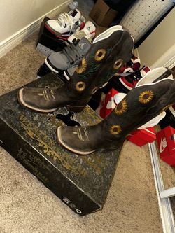 Woman’s chaparral Boots 