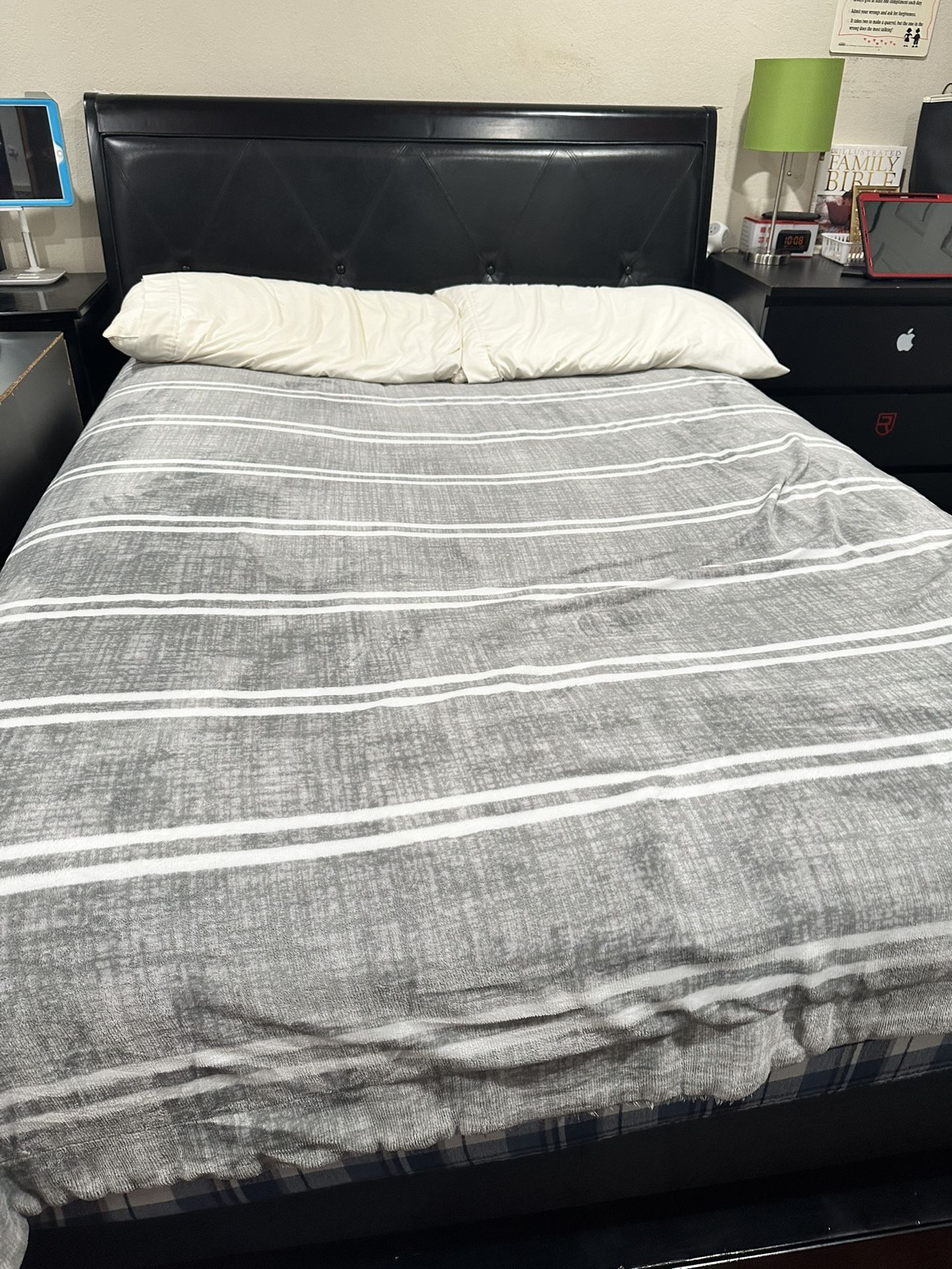 Queen bed (with frame, mattress and Box Spring)