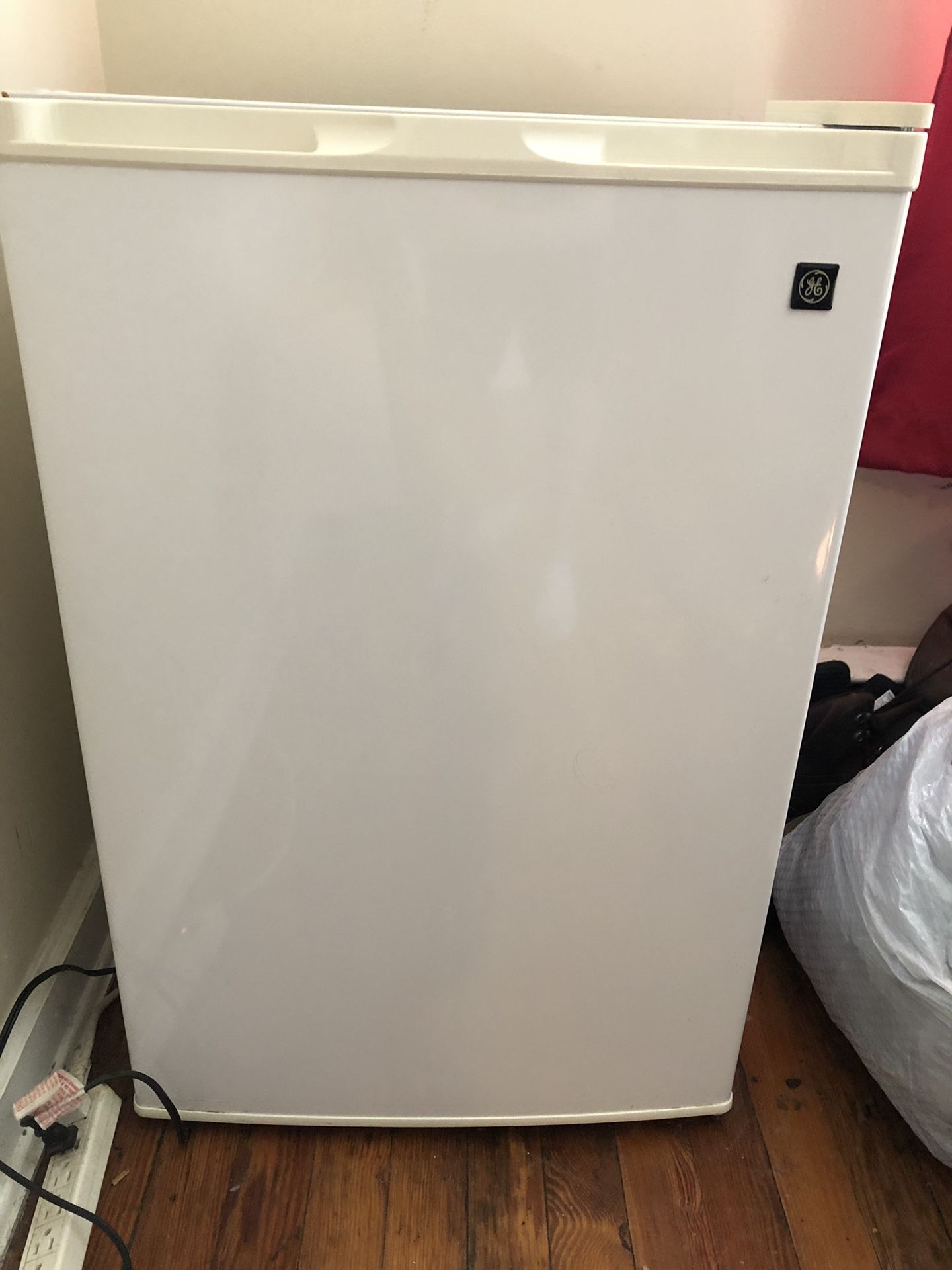 GE mini fridge, model no. WMR04GAZAWW