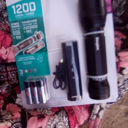 Energizer Hybrid Power Flashlight. ( 1200 Lumen)