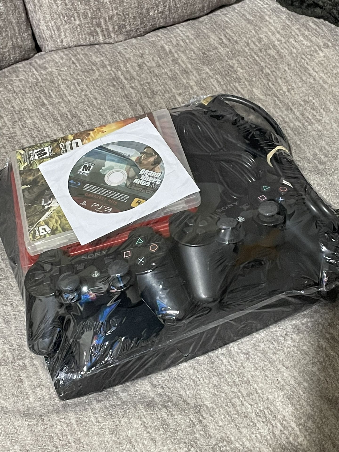 PS3 Bundle 2 Controllers + 4 Games