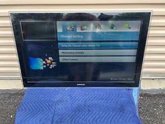 Samsung LN40D550K1F 40in LCD TV  (Wall Mount) - Needs Remote