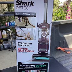 SHARK DETECT LIFT-AWAY ADV LA490 WITH POWER FINS UPRIGHT VACCUM