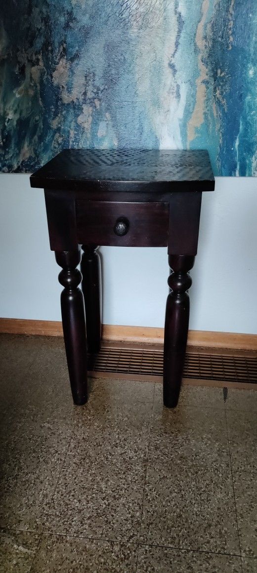 Side Table/ End Table/ Nightstand