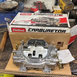 EdelBrock Carburetor 650