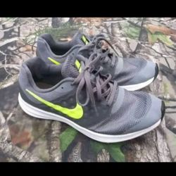 Youth Kids Nike Shoes size 7Y 