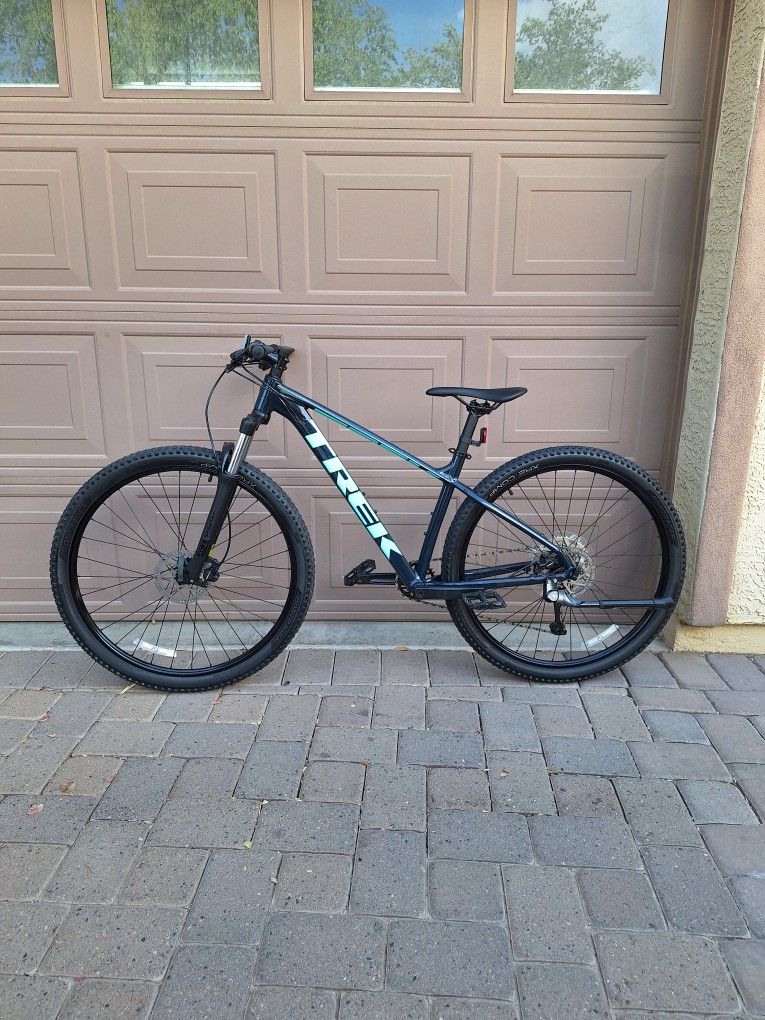 TREK MARLIN 6 MOUNTAIN BIKE 29 ER 1 X 10 SPEED LIKE NEW( CHECK MY OTHER BIKES)