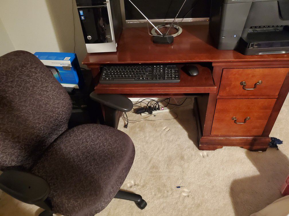Computer desk and chair good condition