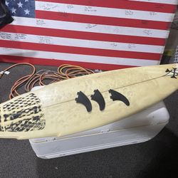 5’8” QF Surfboard With Fins 