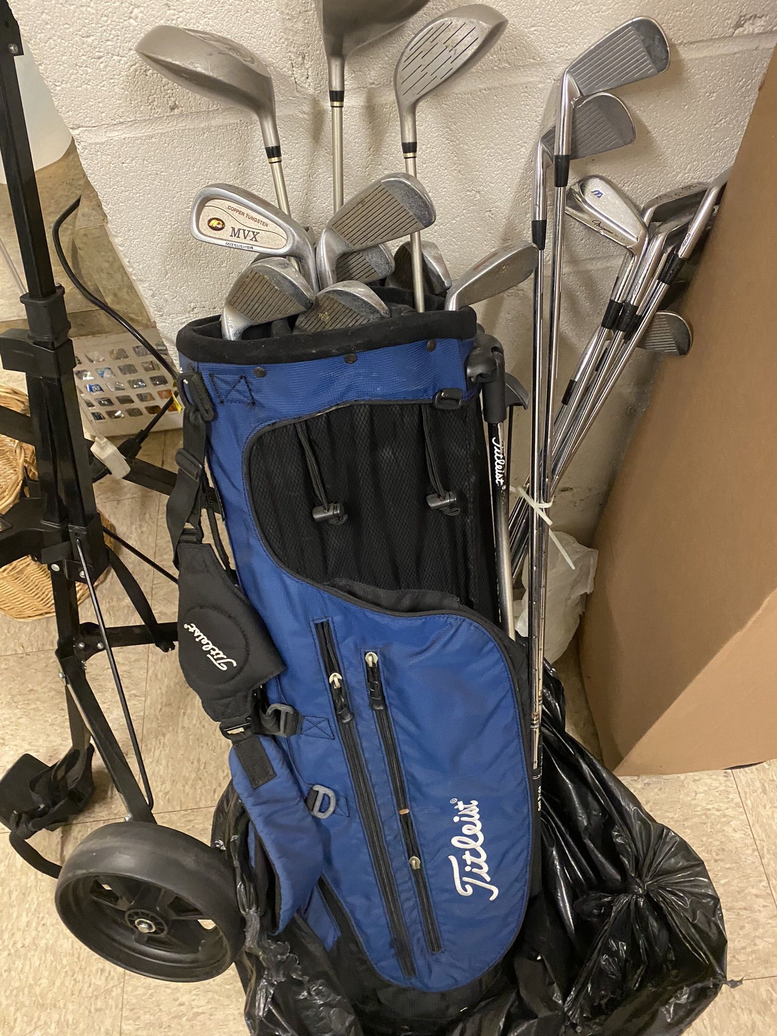 Titliest Golf Bag With Golf Set
