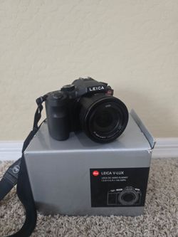 Leica V-LUX Typ 114 Digital Camera + extras!