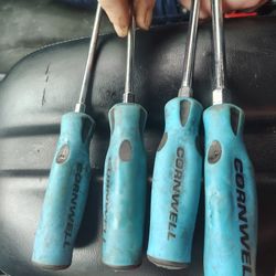 4 Cornwell Screwdrivers 
