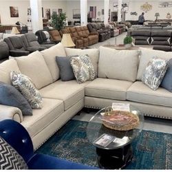 Alexvale Off White 2 Piece Sectional 👍 Brand New 👍