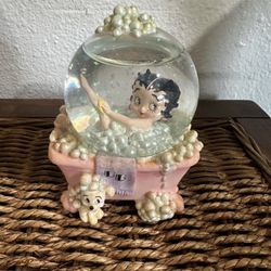 Betty Boop "Bubble Bath" Figurine Paperweight Snow Globe Collectible