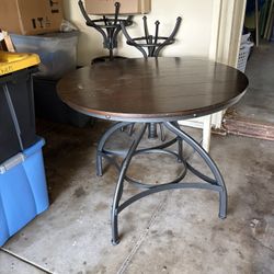 Table /4 Stools 