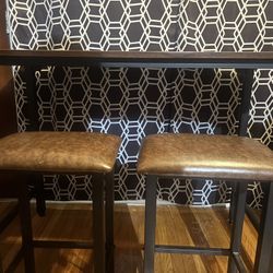 Set Table And Bar Stools
