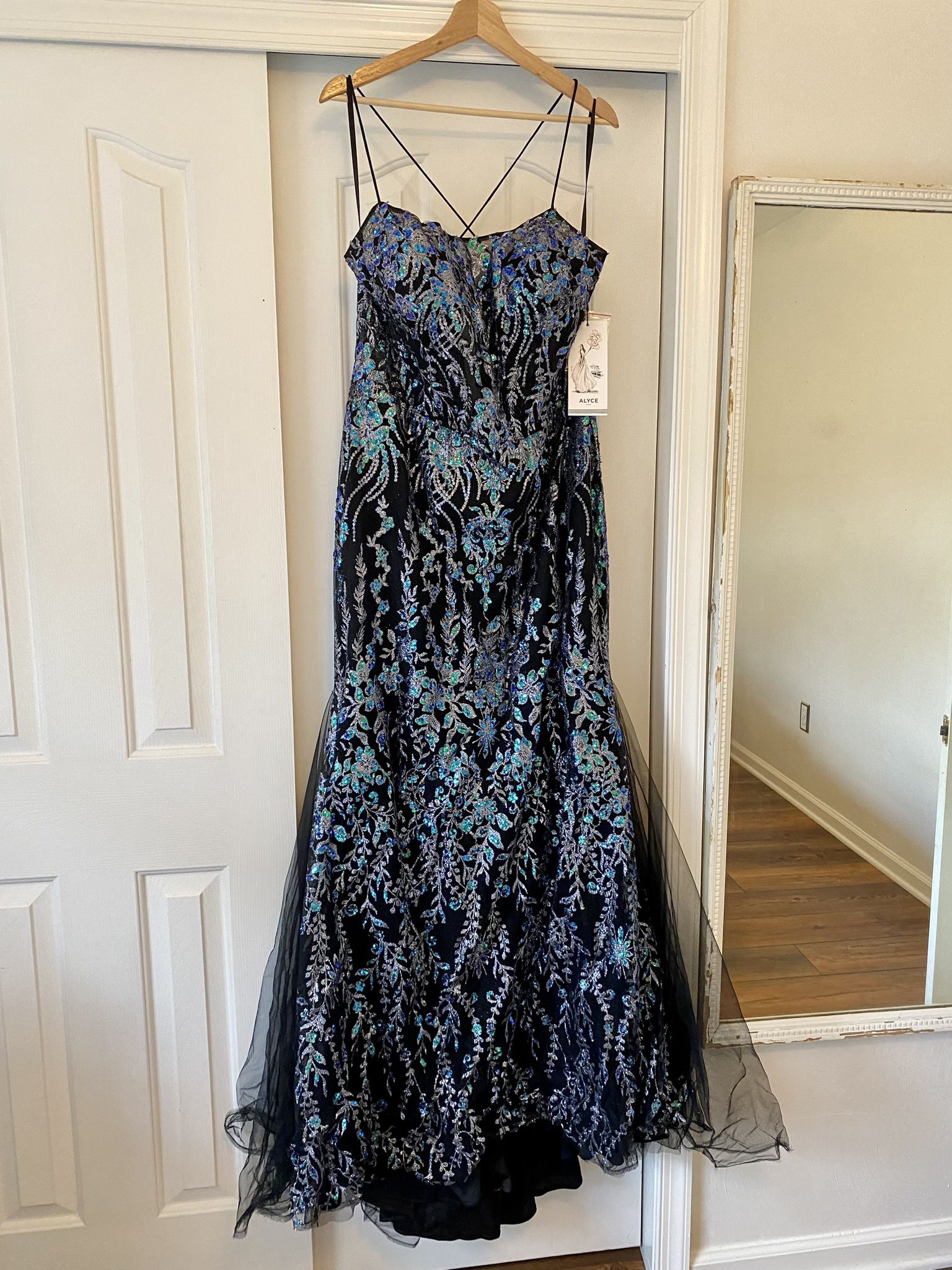 Beautiful Prom Gown / Dress - Size 18