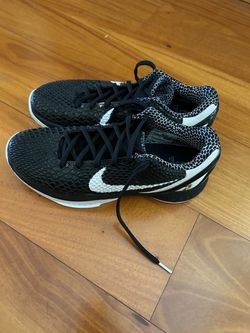 Men’s Kobe Mambacitas 9.5 Almost New Condition