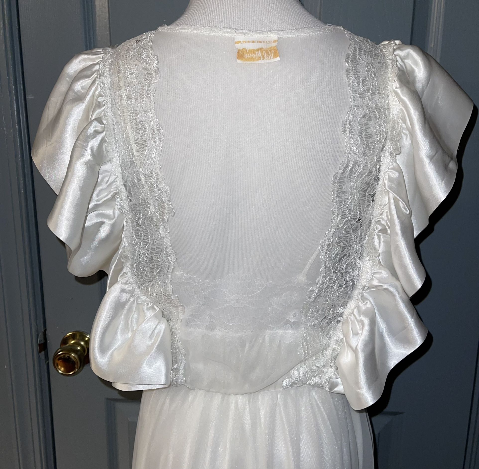 Val Mode Vintage Nylon Lace, Waffles Satin Trim Ivory Nightgown & Robe Set .