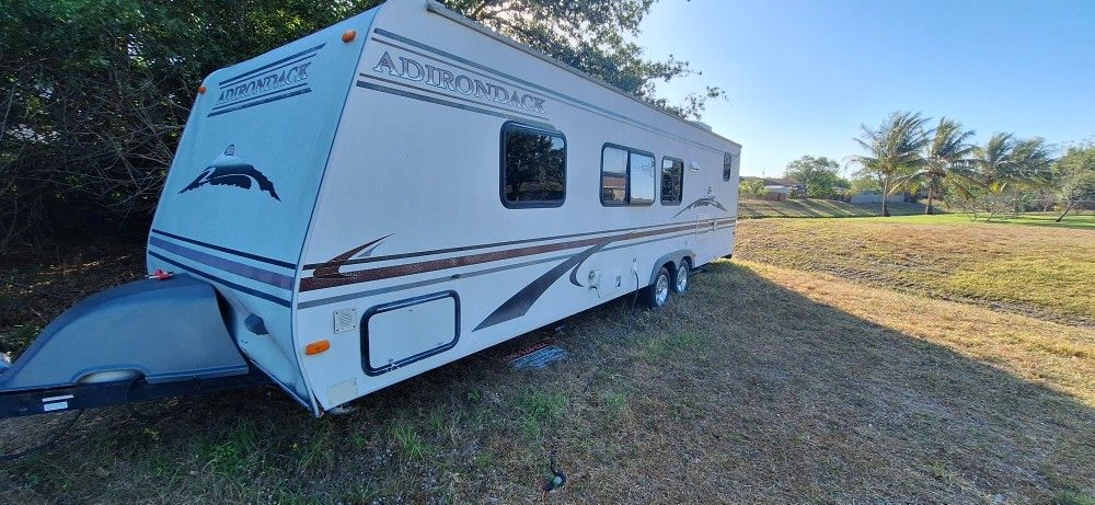 2005 TRAVEL TRAILER 31 FOOT BRAND NEW FLOORING 