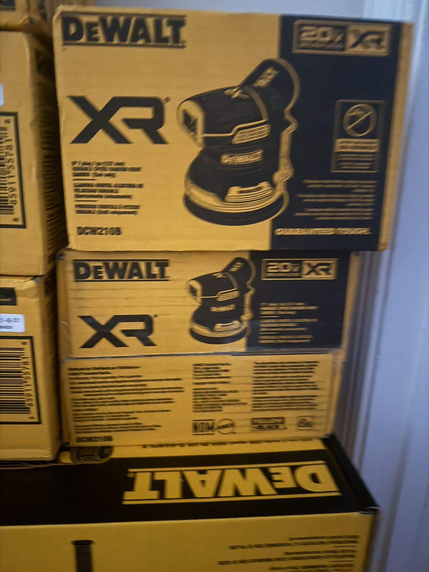 New DEWALT DCW210B 20V MAX XR Li-Ion Brushless Cordless 5" Random Orbit Sander