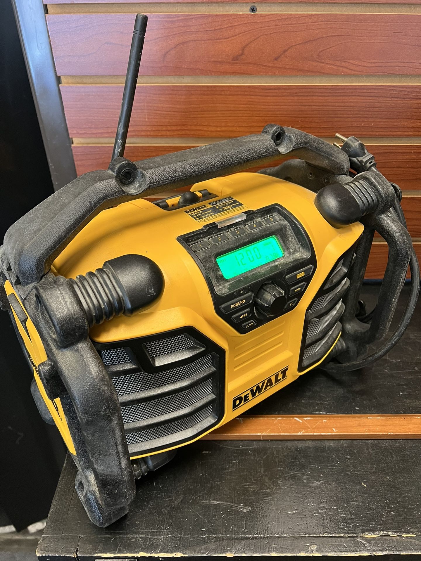 DeWalt 12V/20V Worksite Charger Radio