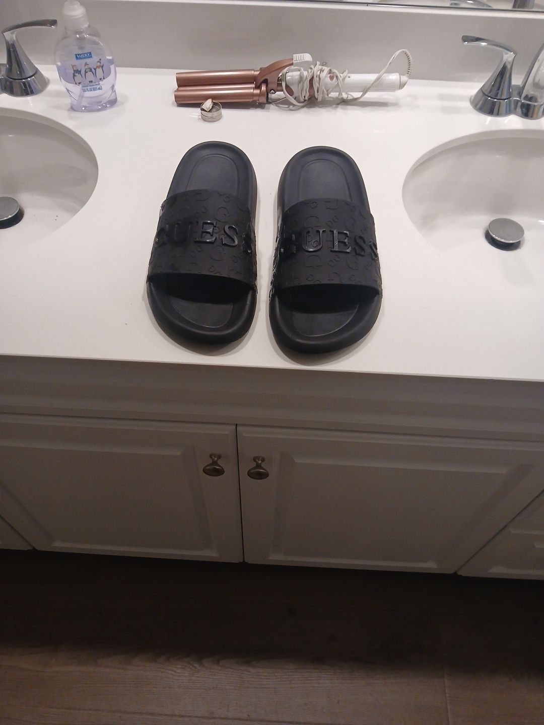 Guess flip flops