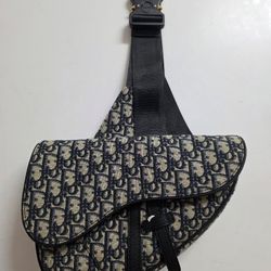 Dior Saddle Bag in the Dior Oblique jacquard pattern.