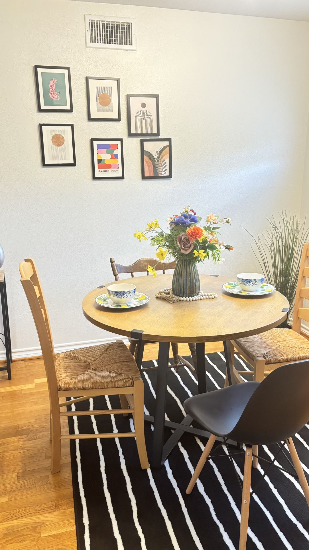 Round Dining Table – Modern & Sturdy – $130 (Chairs Optional)