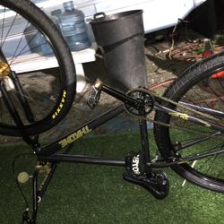 Throne The Goon Bloc Boi Grey Yellow Colorway  ,nothing Wrong Besides Mini Scratches  Looking For Trades Or Cash 